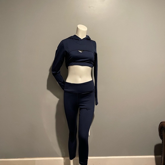 Gym attire brand new no tag. Never worn. 3 pieces,large in navy blue - Picture 4 of 4
